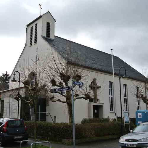 Seitenansicht der Apostelkirche in Frankfurt-Nied