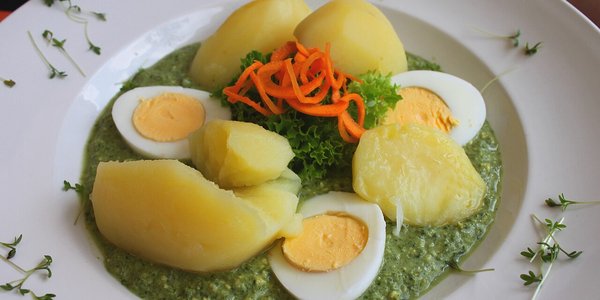 Ein Teller mit Frankfurter Grüner Soße und Kartoffeln