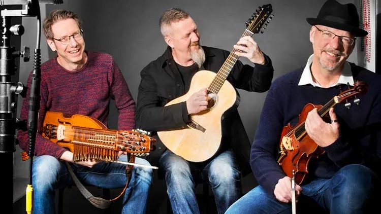 Die Bandmitglieder der Band Väsen mit Instrumenten