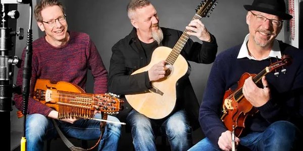 Die Bandmitglieder der Band Väsen mit Instrumenten