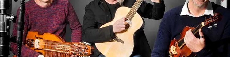 Die Bandmitglieder der Band Väsen mit Instrumenten