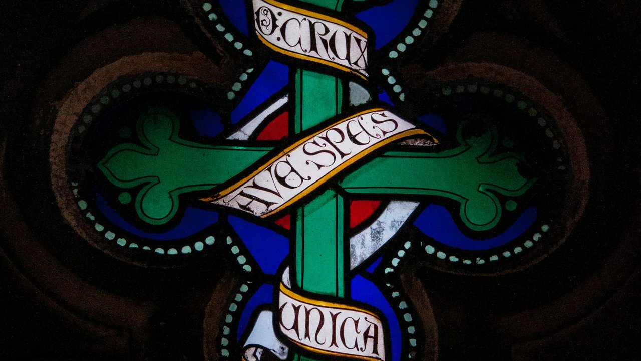 Ein altes, keltisches Kreuz auf einem Kirchenfenster