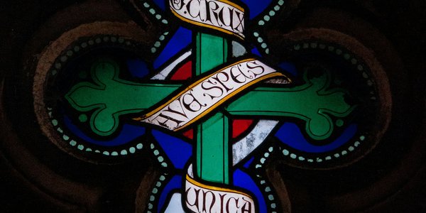 Ein altes, keltisches Kreuz auf einem Kirchenfenster