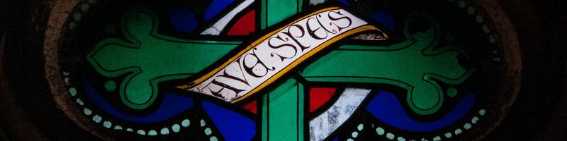 Ein altes, keltisches Kreuz auf einem Kirchenfenster