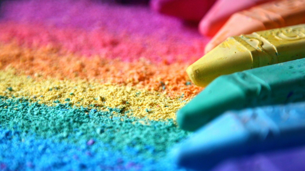 Farbige Stifte, die Farbkrümmel hinterlassen haben