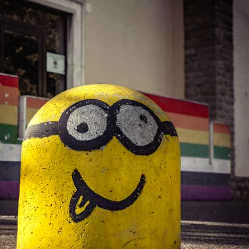 Ein als Pacman bemalter Boller und eine Mauer mit einem Regenbogen