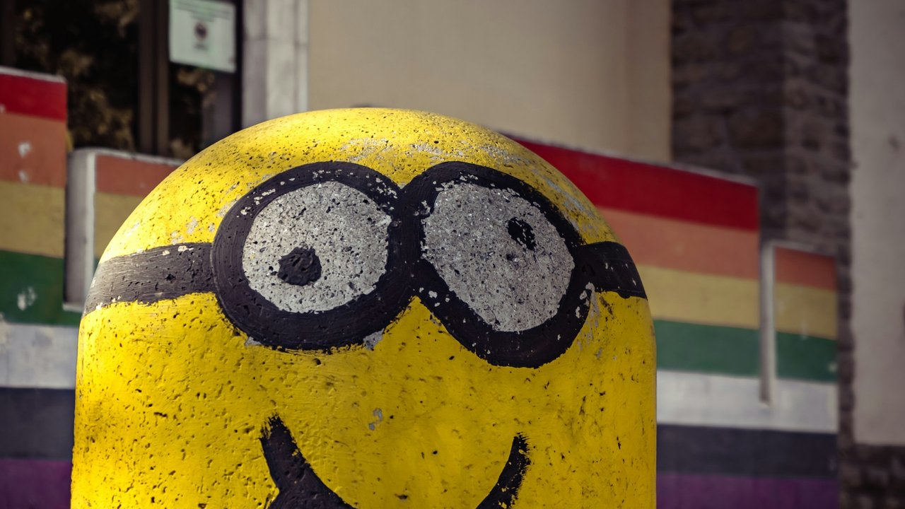 Ein als Pacman bemalter Boller und eine Mauer mit einem Regenbogen