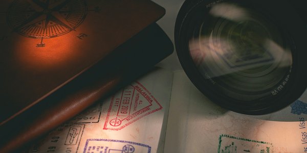 Eine Buch, Fotoapperat und Notizen auf einem Tisch