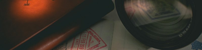 Eine Buch, Fotoapperat und Notizen auf einem Tisch