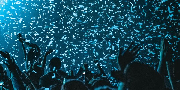 jubelndes Publikum mit Konfetti