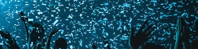 jubelndes Publikum mit Konfetti