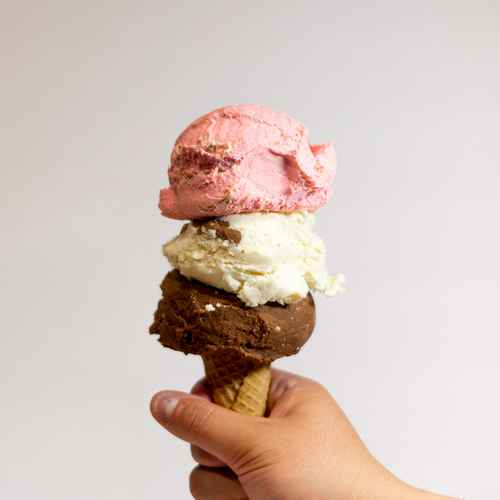 Eine Waffel mit Eiskugeln