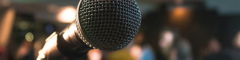 Ein Mikrophon mit unscharfem Hintergrund