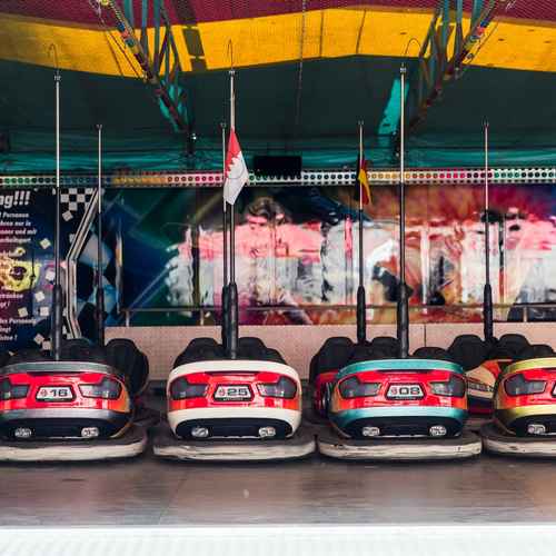 Autoscooterautos in einer Reihe in einem Autoscooter