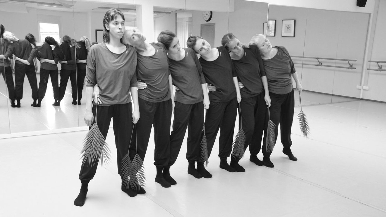 sech Tänzerinen in einer Balletschule