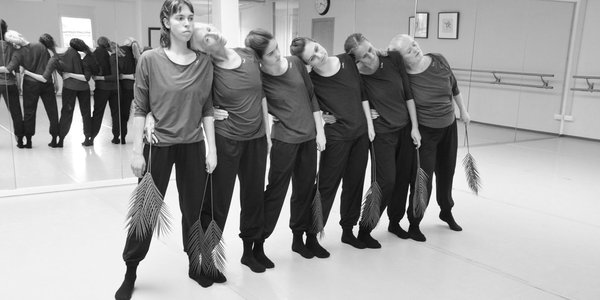 sech Tänzerinen in einer Balletschule