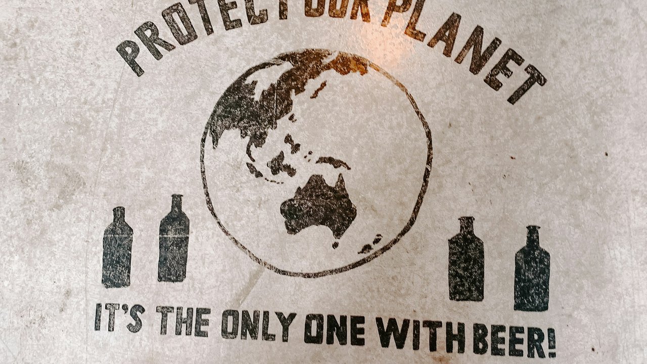 A Grafiti saying "Schützt unseren Planeten"