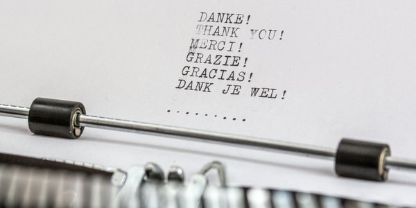 Danke in verschiedenen Sprachen auf einem Schreibmaschinenblatt